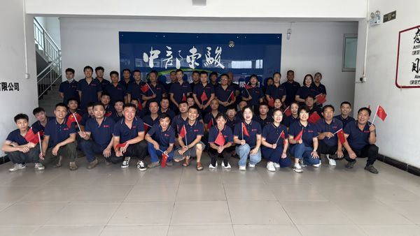 河南东骏车辆组织全员观看阅兵